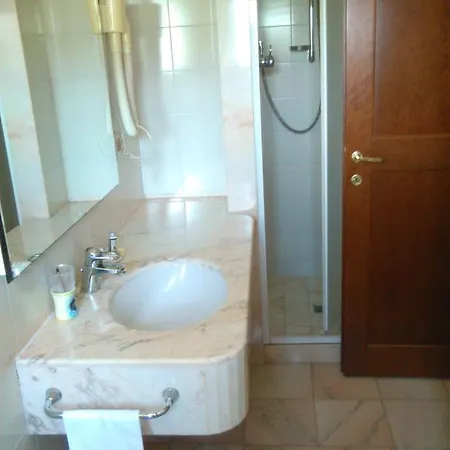 Del Teatro Otel 3*