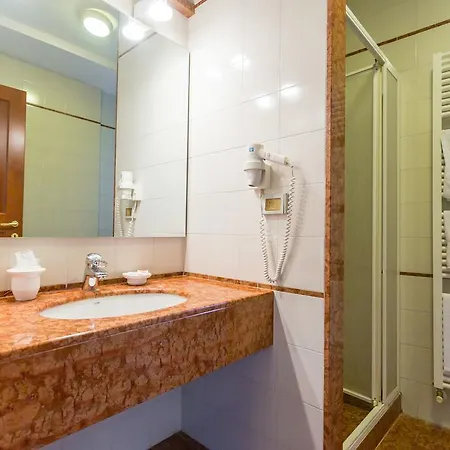 Del Teatro Otel 3*